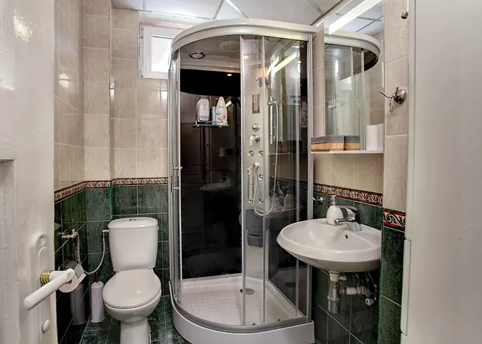 Terrace - Three Bedrooms Center Apartment